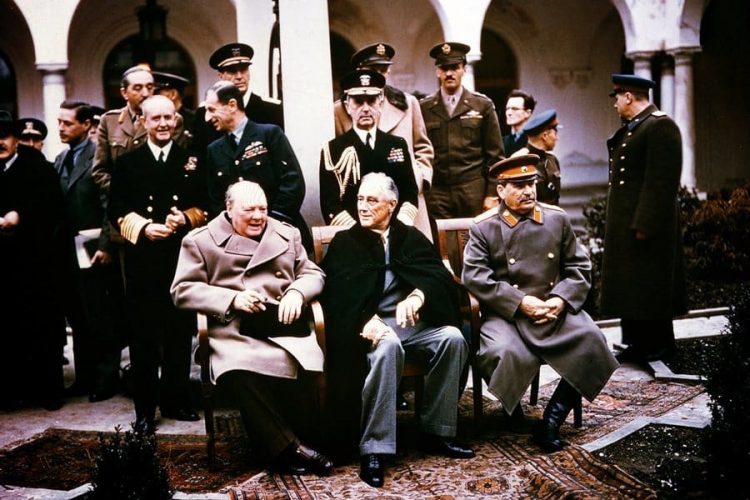 Черчилль, Рузвельт и Сталин в Ялте. Февраль 1945 г. Черчилль, Рузвельт и Сталин в Ялте. Февраль 1945 г.