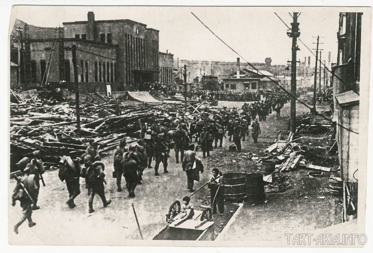 Советские войска на улицах города Маока (ныне город Холмск) Август 1945 года. Советские войска на улицах города Маока (ныне город Холмск) Август 1945 года.