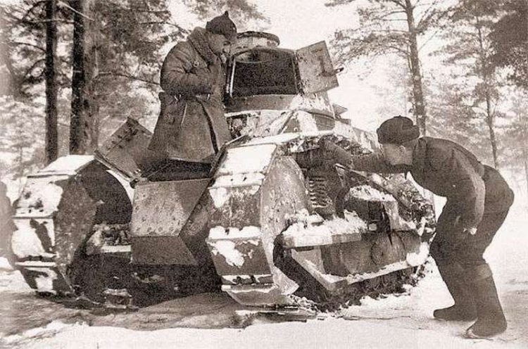 Красноармейцы осматривают трофейный финский танк Рено FT-17