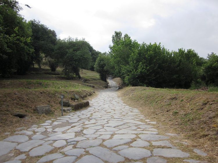 Римская дорога возле г. Кумы, Италия Источник 